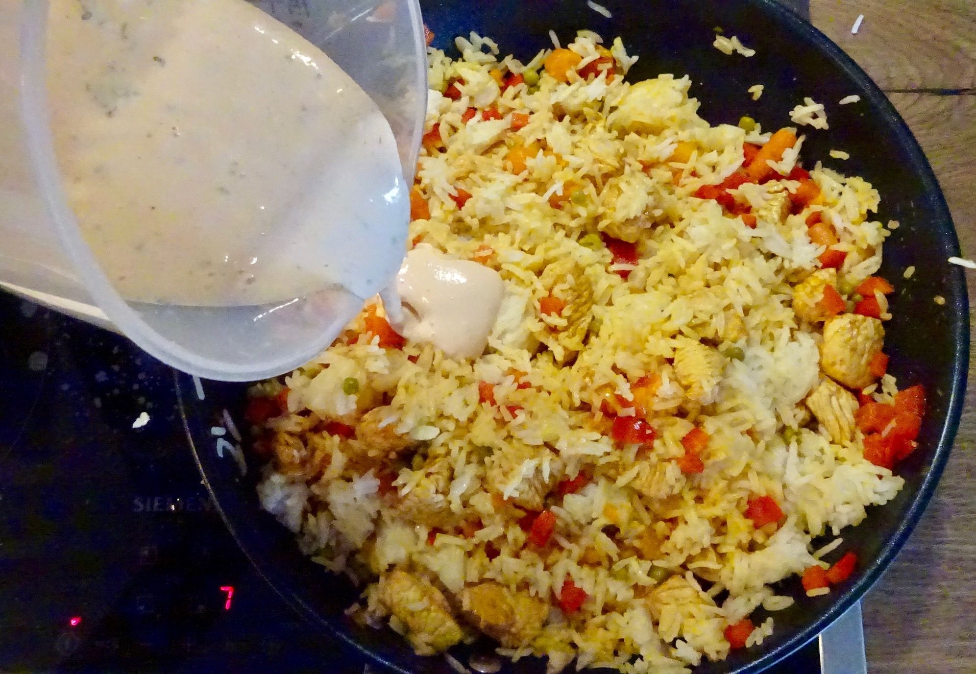 Reis-Gemüsepfanne mit Hähnchenfleisch